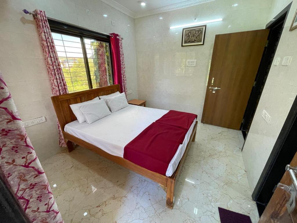 Hotel Phoenix Лонавала Экстерьер фото