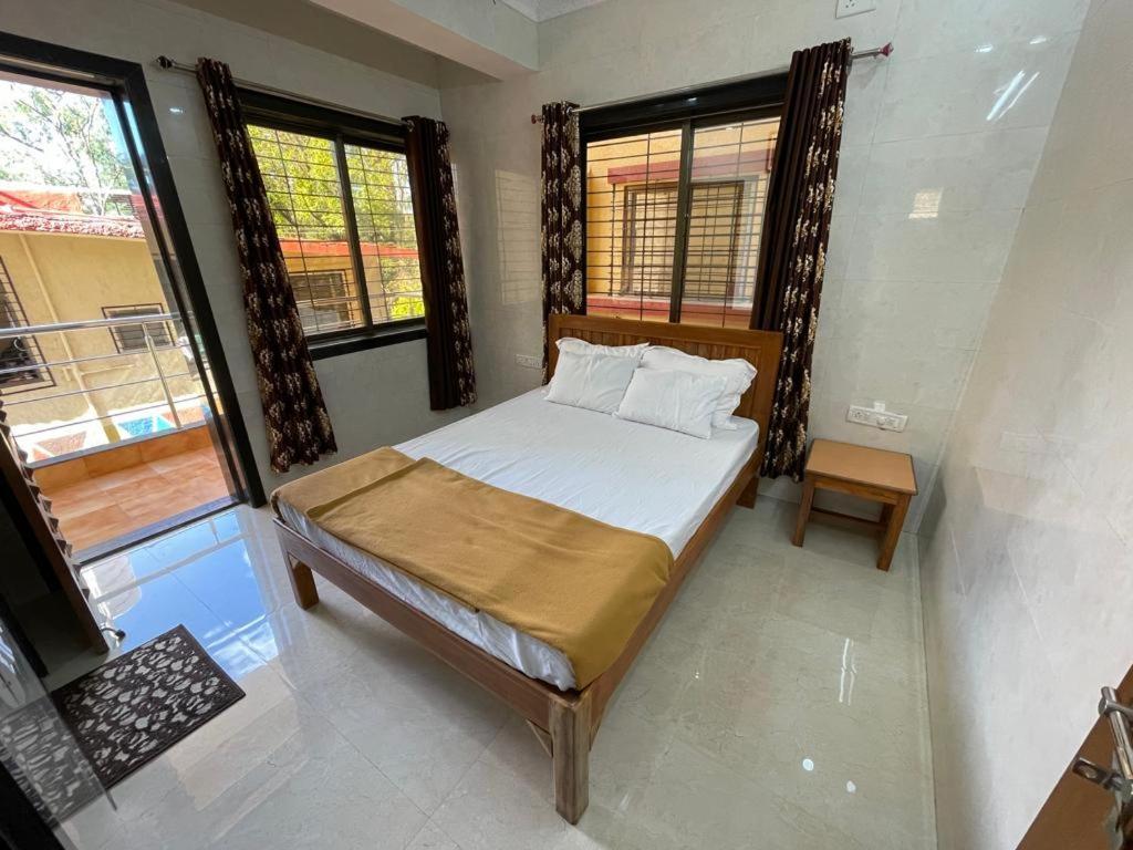 Hotel Phoenix Лонавала Экстерьер фото